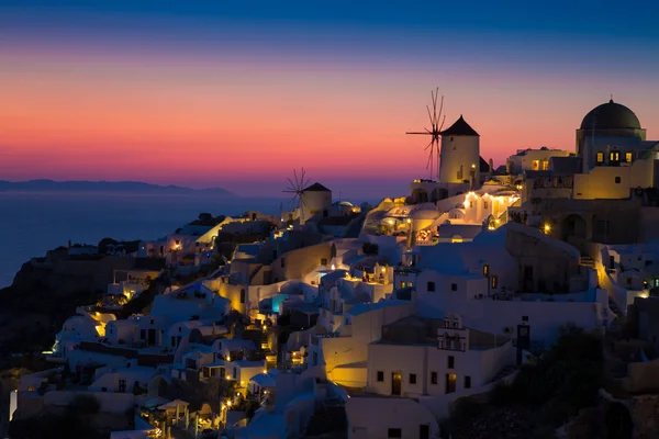 Luces del pueblo de Oia por la noche, Santorini, Grecia . — Foto de Stock