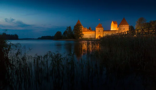 Vecchio castello nel tempo del tramonto. Trakai, Lituania, Europa orientale . — Foto Stock