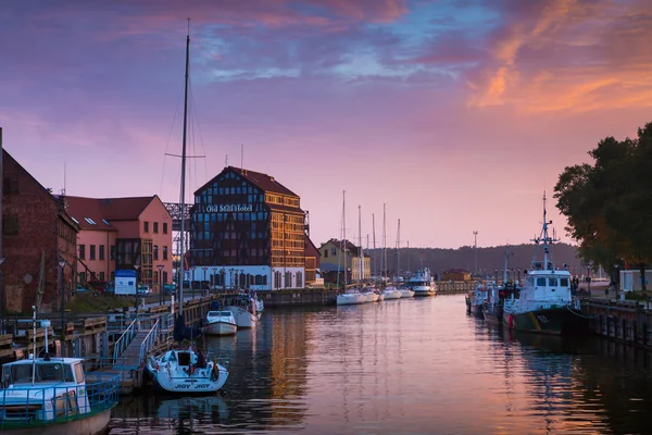 Sonnenuntergang im Hafen von Klaipeda, Litauen. — Stockfoto