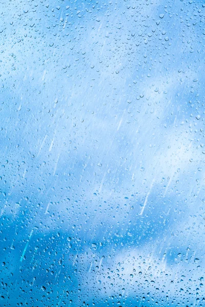 Gotas de lluvia sobre fondo de vidrio azul . — Foto de Stock