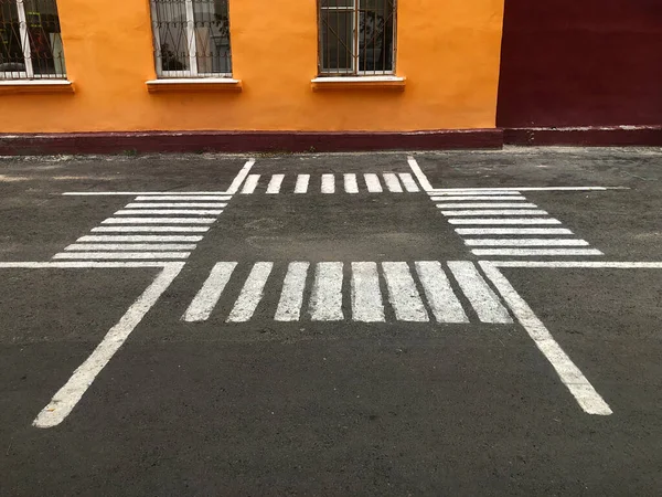 Cuatro Pasos Peatonales Están Pintados Sobre Asfalto Forma Una Plaza —  Fotos de Stock