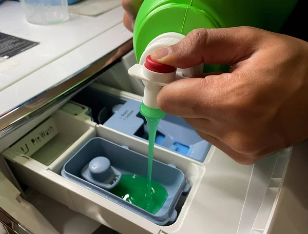 Vista Cerca Del Hogar Vertiendo Detergente Ranura Detergente Lavadora — Foto de Stock