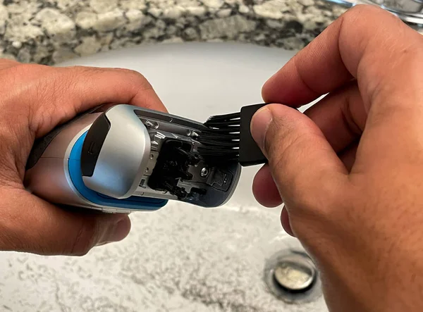 Vista Cerca Hombre Usando Cepillo Limpieza Para Limpiar Máquina Afeitar — Foto de Stock