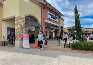 Allen, TX / USA - 27 Kasım 2020: Kara Cuma günü Allen Premium mağazalarında maske takan ve alışveriş torbalarını taşıyan insanların yakın görüntüsü