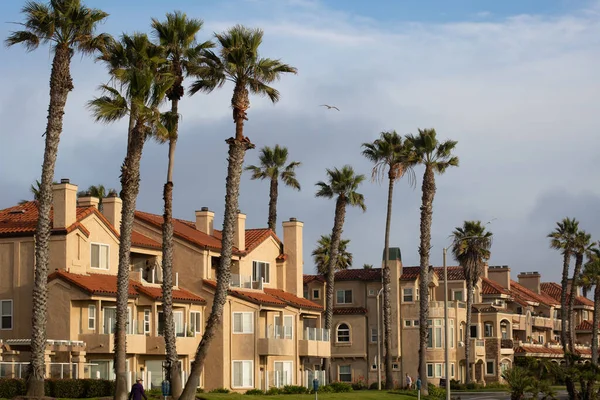 Long Beach, CA USA - 18 Ocak 2021: Long Beach 'teki kasaba sakinlerinin sokak manzarası
