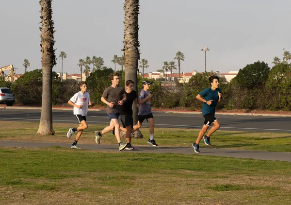 Long Beach Usa Sty 2021 Widok Ulicy Uczniów Biegających Wieczorem — Zdjęcie stockowe