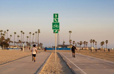 Long Beach, CA USA - 18 Ocak 2021: Long Beach 'te insanlarla bisiklet ve yürüyüş yolu tabelasının yakın görüntüsü