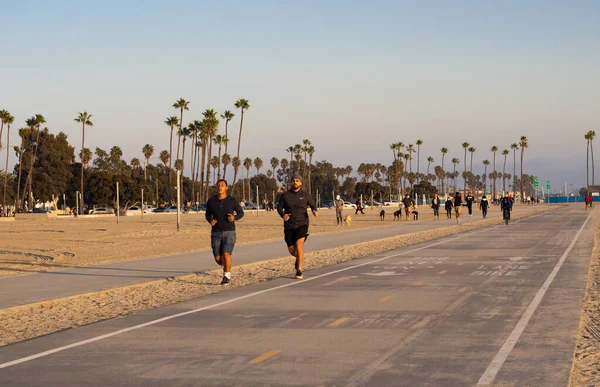 カリフォルニア州ロングビーチ2021年1月18日ロングビーチで運動する人々のストリートビュー — ストック写真