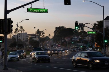 Laguna Plajı, CA USA - 20 Ocak 2021: Laguna Sahili Okyanusu Bulvarı 'nda giden arabaların gece görüntüsü