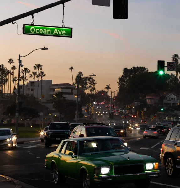 カリフォルニア州ラグナビーチ2021年1月20日 ラグナビーチのオーシャンアベニューを走行する車の夜景 — ストック写真