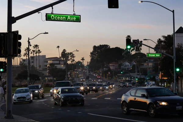 カリフォルニア州ラグナビーチ2021年1月20日 ラグナビーチのオーシャンアベニューを走行する車の夜景 — ストック写真