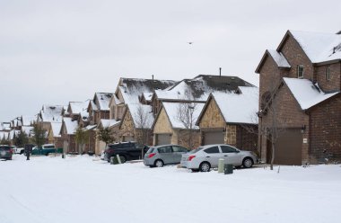 Mckinney, TX USA - 17 Şubat 2021: Westridge Community 'deki Fossilcreek' in yol kenarı manzarası Şubat ayında Teksas 'ta yoğun kar yağışıyla kaplandı