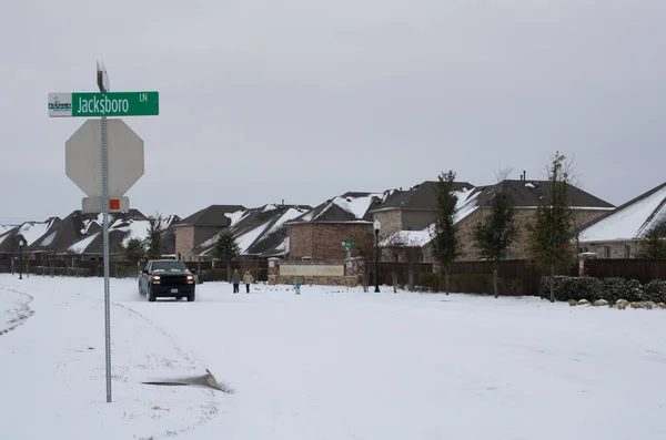 Mckinney, TX USA - 17 Şubat 2021: Westridge Community 'deki Highlands sokak manzarası Şubat ayında Teksas' ta yoğun kar yağışıyla kaplandı