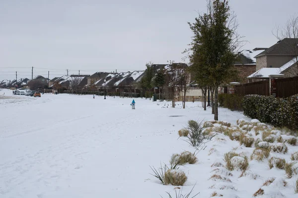 Mckinney, TX USA - 17 Şubat 2021: Westridge Community 'deki Highlands' ın yol kenarı manzarası Şubat ayında Teksas 'ta yoğun kar yağışıyla kaplandı
