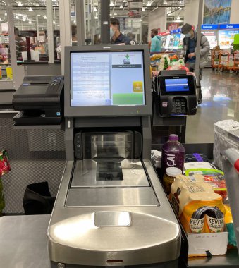 McKinney, TX USA - 22 Şubat 2021: Costco 'da yeni açılan kişisel kontrol alanında bir büfenin yakın görüntüsü