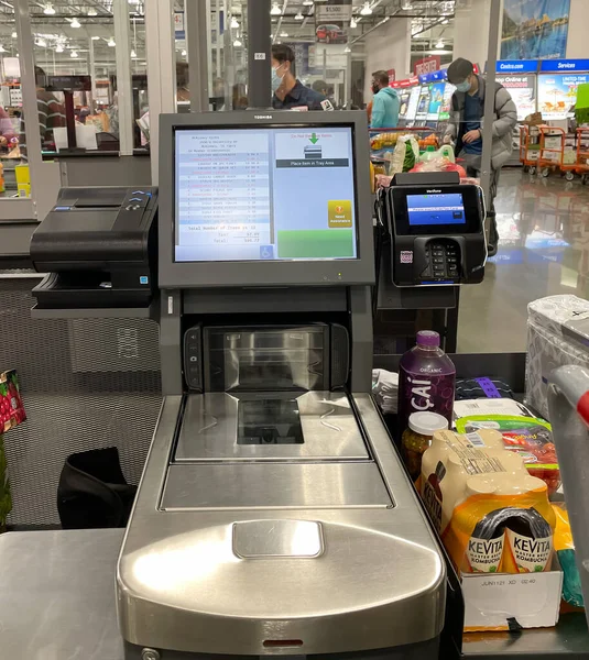 McKinney, TX USA - 22 Şubat 2021: Costco 'da yeni açılan kişisel kontrol alanında bir büfenin yakın görüntüsü