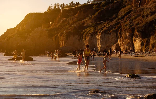 Malibu, CA USA - 1 Mart 2021: El Matador Plajı 'nda eğlenen insanların günbatımı
