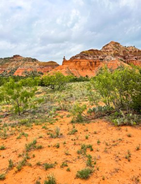 Palo Duro Canyon Eyalet Parkı 'nın ortasında deniz feneri sembollü kayanın yer görüntüsü
