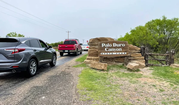 Amarillo, TX USA - 1 Haziran 2021: Palo Duro Kanyonu Eyalet Parkı 'na park işareti ile giren araçların yol kenarı görüntüsü