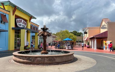 Myrtle Beach, SC / USA - 1 Eylül 2021: Sahildeki alışveriş merkezindeki Broadway manzaralı çeşme ve Myrtle Beach 'ten geçen ziyaretçiler