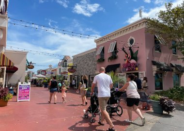 Myrtle Beach, SC / USA - 1 Eylül 2021: Myrtle Beach 'ten geçen ziyaretçilerle Broadway' in yol kenarı manzarası