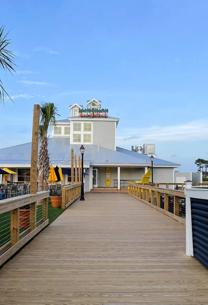 Myrtle Plajı, SC / ABD - 1 Eylül 2021: Myrtle plajındaki Yalınayaklar 'da Landshark Bar ve Grill restoranının ön kapı manzarası