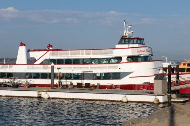 Long Beach, CA USA - 20 Ağustos 2021: Limanda mola veren teknelerle Catalina Klasik Cruise 'un yakın görüntüsü