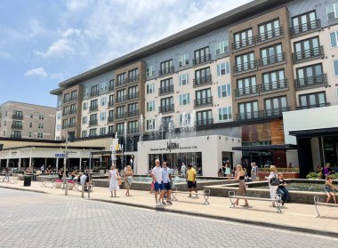 Plano, TX USA - 9 Mayıs 2021: Anneler Günü 'nde Legacy West civarında takılan yerel sakinlerin yol kenarı manzarası