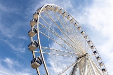 St. LOUIS, MISSOURI / ABD - SEPTEMBER 14, 2025: The St. Louis Wheel at Union İstasyonu, 2019 yılında halka açıldı, 42 tam kapalı gondol ile 200 feet yüksekliğinde bir gözlem çarkı. 
