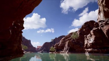 Stone Valley River 4K Video 'da Yüzen Doğanın Arkaplanı.