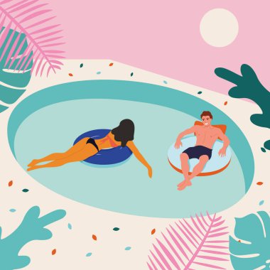 Erkek ve kız kardeş tatilde palmiye ağaçlarıyla dolu bir havuzda dinleniyorlar..