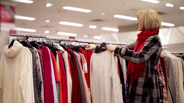 Mujer rubia disfrutando de su fin de semana de compras — Vídeos de Stock