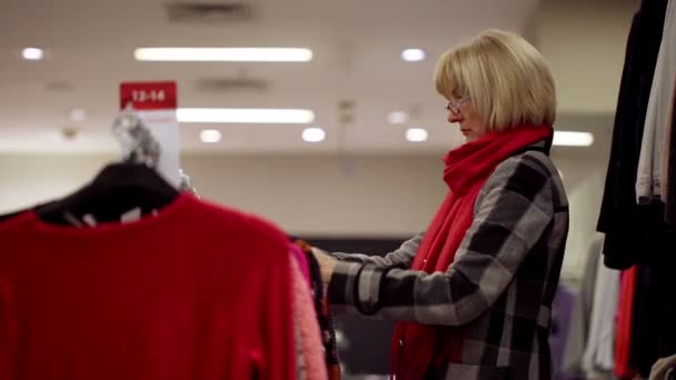 Mujer rubia disfrutando de su fin de semana de compras — Vídeos de Stock