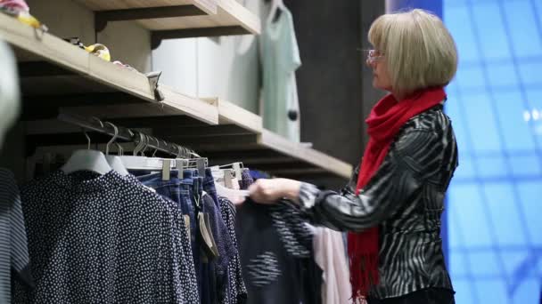 Blond kvinna njuter av hennes shopping helg — Stockvideo