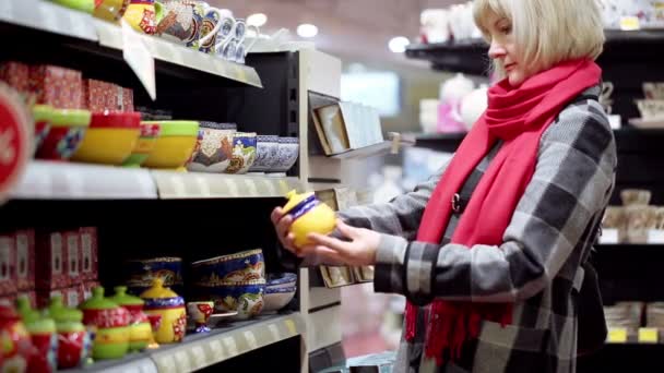 Mujer rubia de compras — Vídeos de Stock