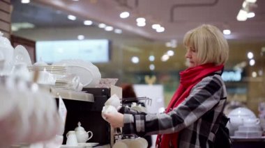 sarışın kadın alışveriş