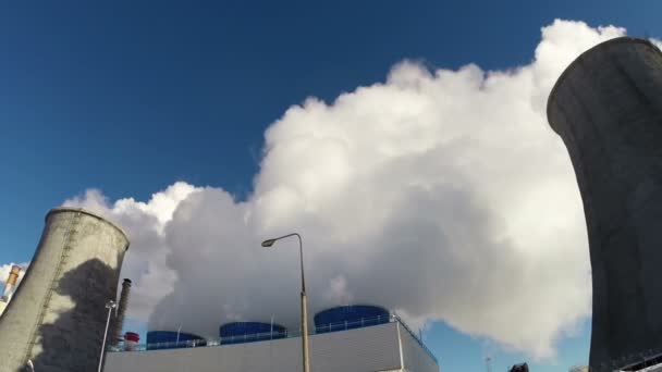 Tuberías humeantes de planta de energía en el cielo — Vídeos de Stock