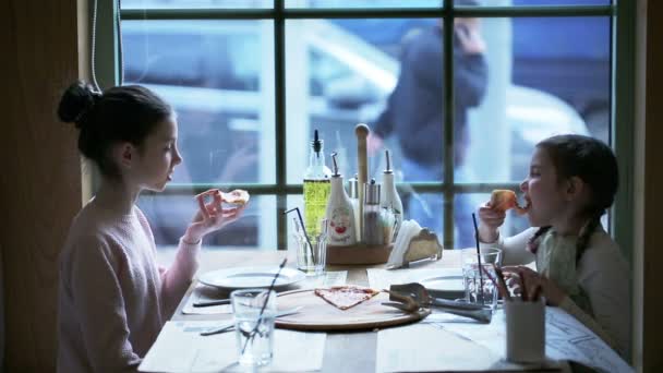 İki küçük kız kardeş Cafe pizza konuşurken yeme yalnız — Stok video