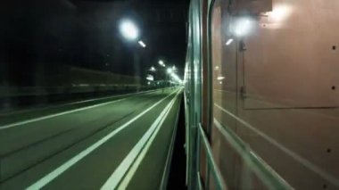 Gece treni platformdan başlamaktadır. Timelapse