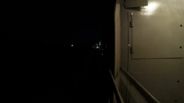 Gece treni platforma geldi. Timelapse