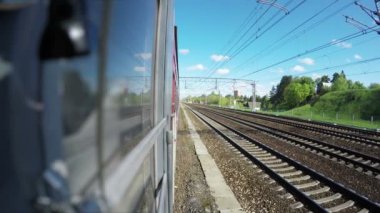 Tren yavaş yavaş bir moladan sonra gider