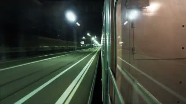 Le train de nuit part du quai. Temps écoulé 