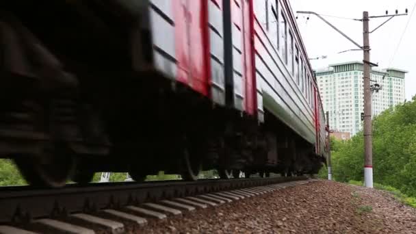 Tåget rullar på en skena. Närbild — Stockvideo