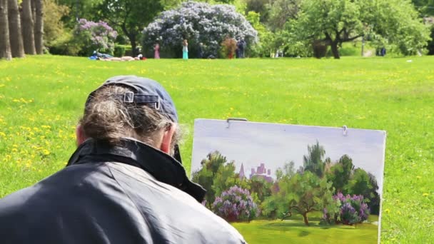 Künstler arbeiten en plein air lilac. — Stockvideo