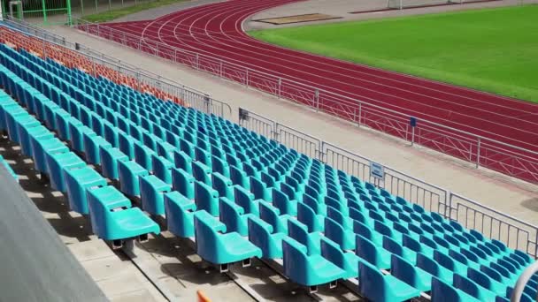 Háttér üres kék helyek egy stadion, hátsó nézet — Stock videók