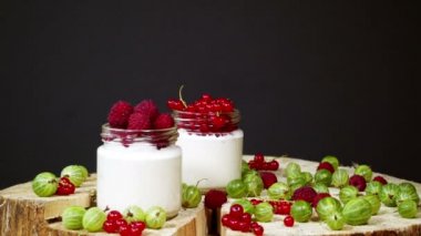 Süzme peynir tatlı çilek beyaz bir arka plan üzerinde cam yakın ile. Sağlıklı kahvaltı