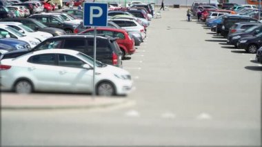 Alıcılar ile hipermarket önünde park yeri