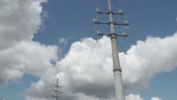 Elektriciteit pylonen en lijnen — Stockvideo