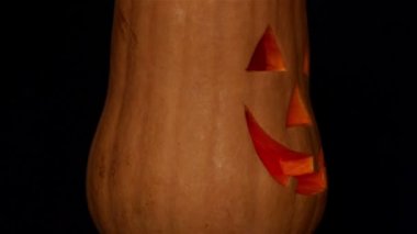 Jack-O-Lantern koyu arka planda 3. İlmekledi