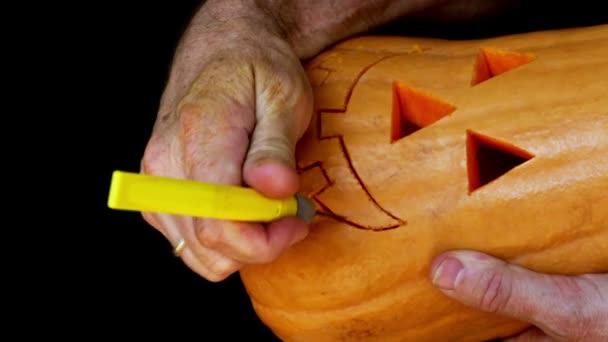 Master memotong jack-o-lantern dari labu 3 . — Stok Video